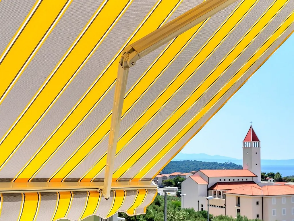 toldo amarillo con campanario d efondo