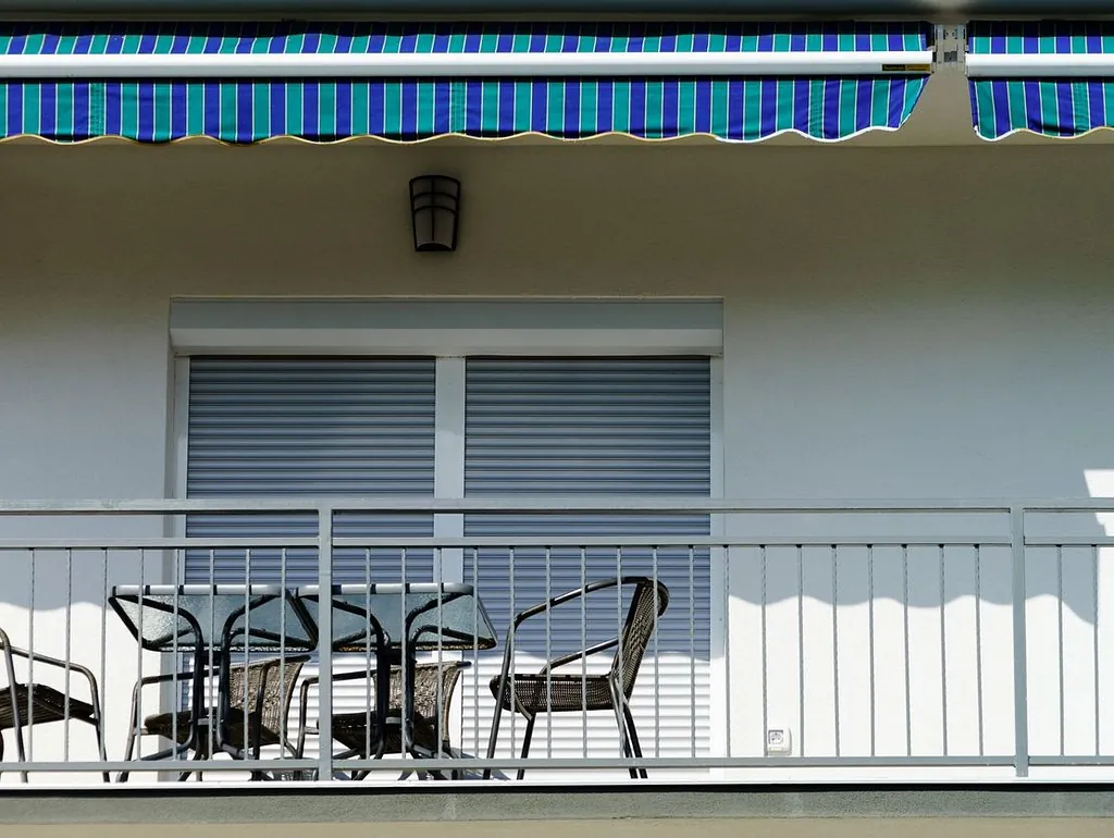 una terraza con toldo